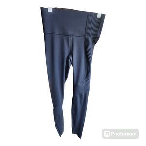 Under Armour fitted coupe black pants size Xs